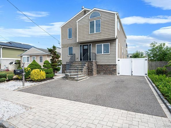 25 E Seacrest Avenue, Lindenhurst NY 11757