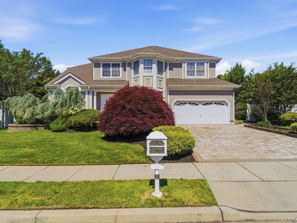 15 Boxwood Lane, Farmingdale NY 11735