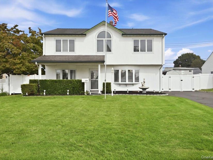 119 Periwinkle Road, Levittown NY 11756