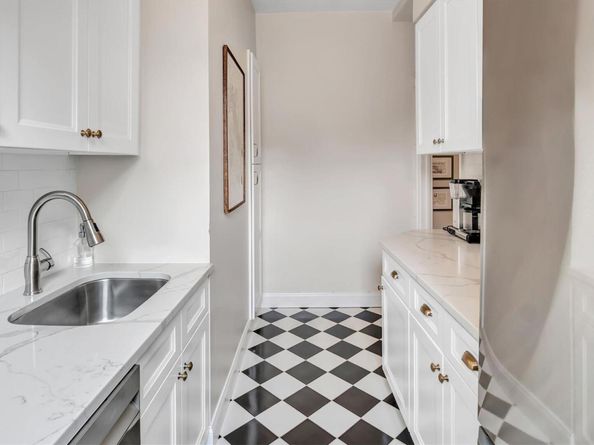 8 Barstow Road 7H, Great Neck NY 11021