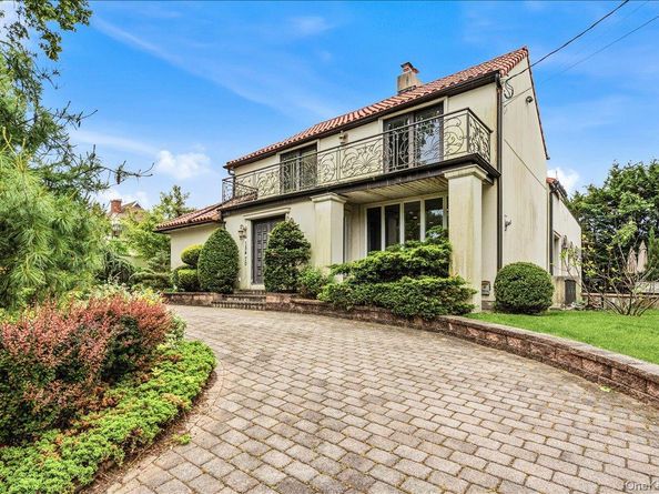 15470 Powells Cove Boulevard, Beechhurst NY 11357