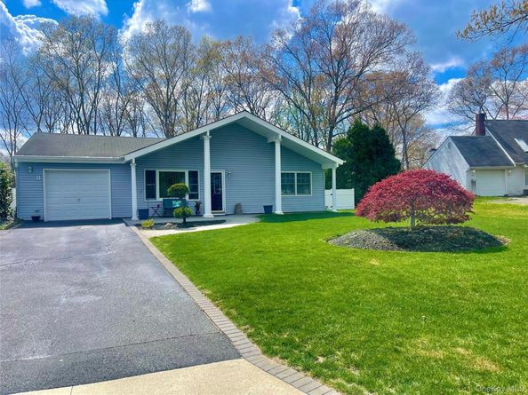 8 Tahoe Court, Coram NY 11727