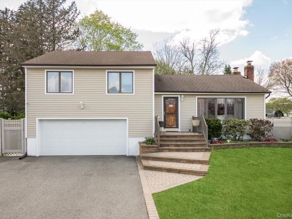 29 Audley Circle, Plainview NY 11803