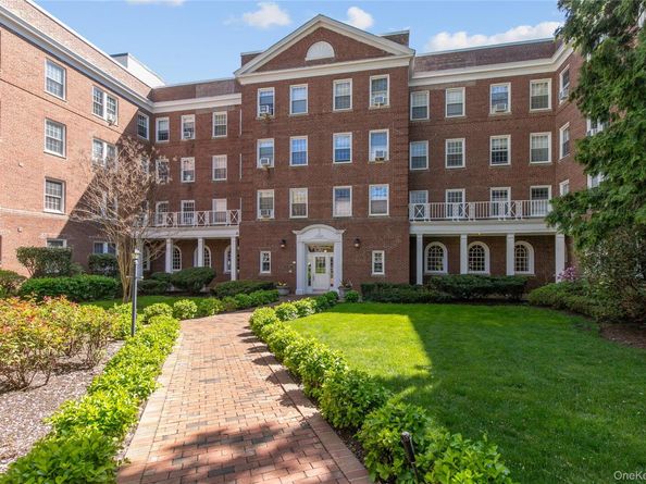 90 Knightsbridge Road 4J, Great Neck NY 11021