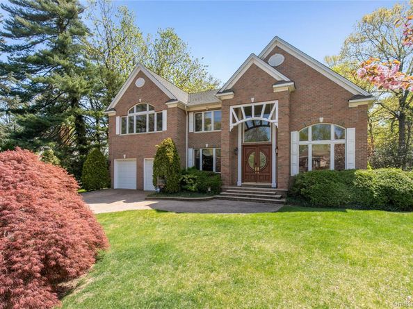23 FOX HUNT Lane, Great Neck NY 11020