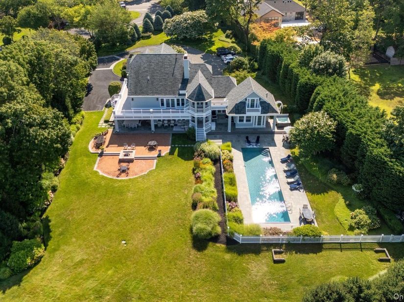 1 Pembroke Drive, Glen Cove NY 11542