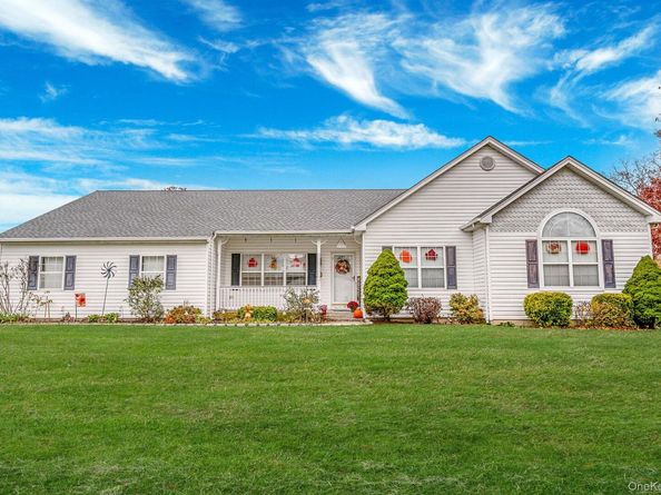 1 Monaco Court, Ronkonkoma NY 11779