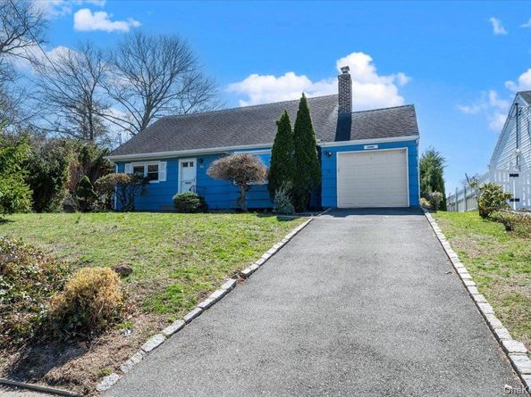 11 Glenwood Road, Glen Head NY 11545