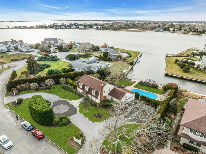 26 Oak Lane, Hampton Bays NY 11946