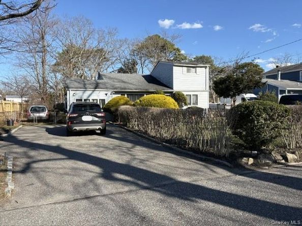 1557 N Gardiner Drive, Bay Shore NY 11706
