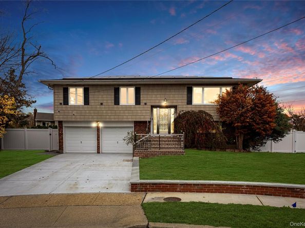 14 Hilton Court, Hicksville NY 11801