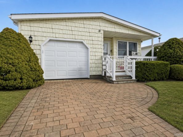 54 Dogwood Lane, Manorville NY 11949