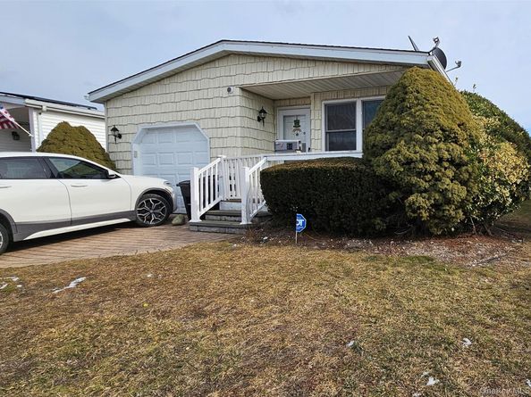 54 Dogwood Lane, Manorville NY 11949