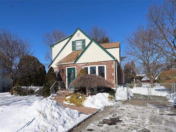 58 Elm Court, New Hyde Park NY 11040