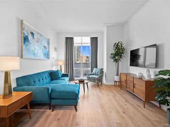 1 Renaissance Square