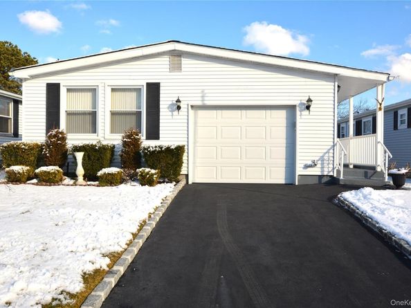 82 Village Circle W, Manorville NY 11949