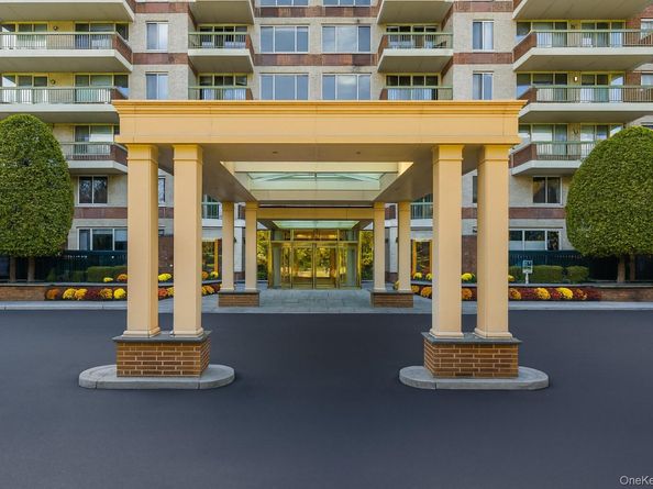 100 Hilton Avenue PH 5, Garden City NY 11530