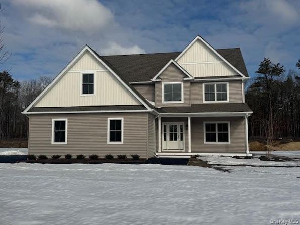 5 Colonels Path, Manorville NY 11949