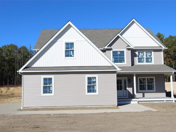 5 Colonels Path, Manorville NY 11949