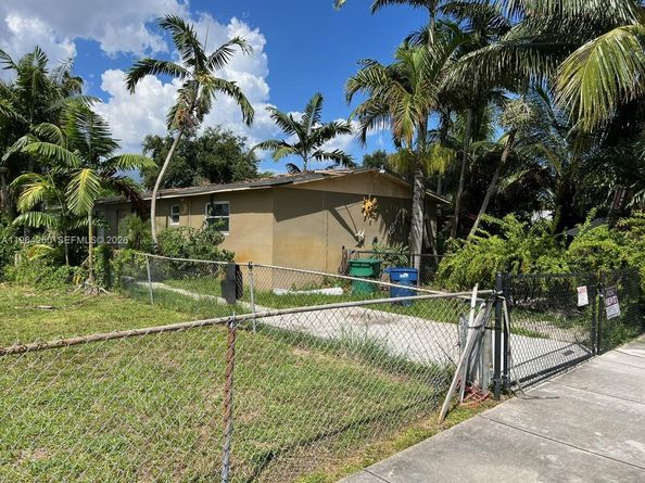 3921-3923 NW 164th St, Miami Gardens FL 33054