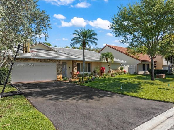 10823 NW 7th St, Coral Springs FL 33071
