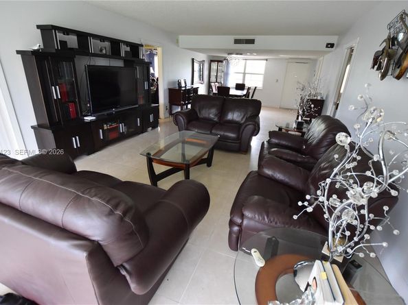 3800 Oaks Clubhouse Dr 309, Pompano Beach FL 33069