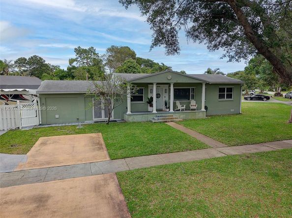 899 E Country Club Cir, Plantation FL 33317