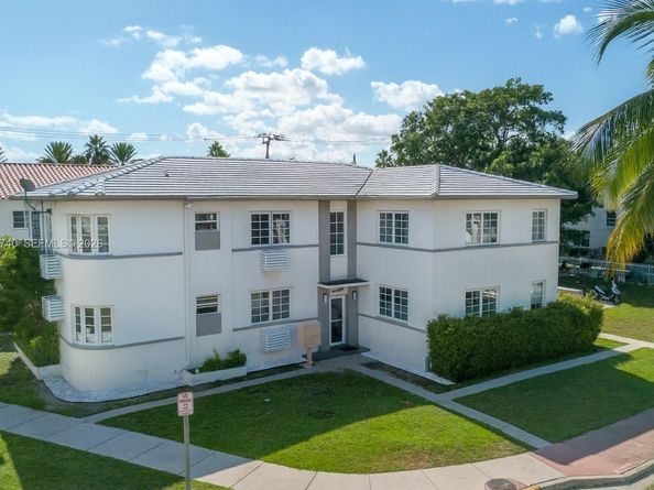 7124 Bay Dr, Miami Beach FL 33141