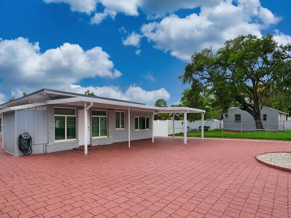 6120 Hayes St, Hollywood FL 33024