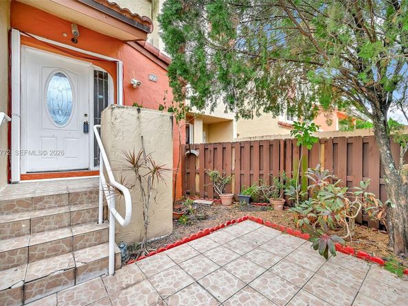 9907 NW 9th St Cir 1520, Miami FL 33172