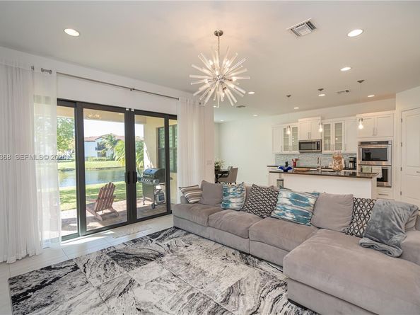 11824 SW 13th Ct, Pembroke Pines FL 33025