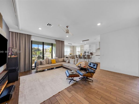 2454 Primrose Pl, Oakland Park FL 33309