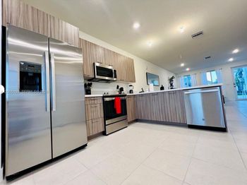 10300 NW 66TH Av