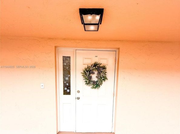 450 Commodore Dr 306, Plantation FL 33325
