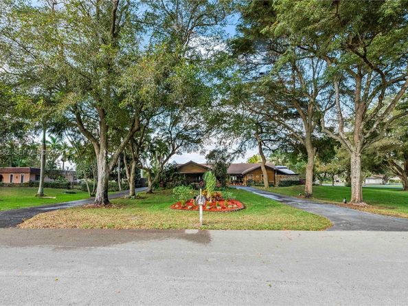 10651 SW 27th St, Davie FL 33328