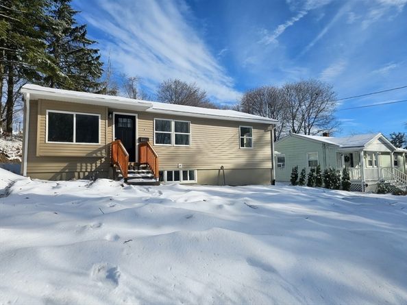 8 Sussex Ln, Worcester MA 01602