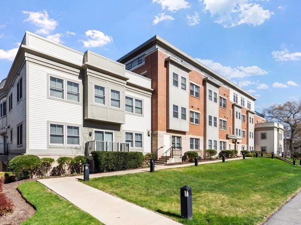 321 Hammond Pond Pkwy 103, Brookline MA 02467