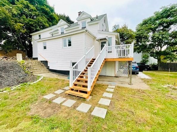 9 Dervin Pl, Clinton MA 01510