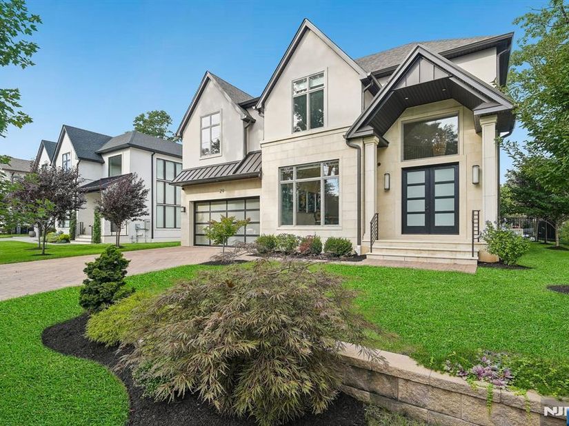 29 Roslyn Avenue, Englewood Cliffs NJ 07632