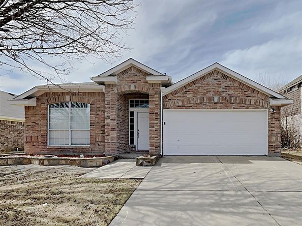 617  Oak Hollow Trail , Saginaw Texas 76179