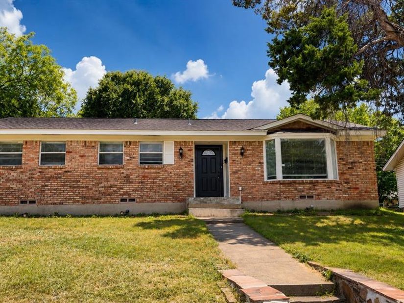 946  Highland Oaks Drive , Dallas Texas 75232
