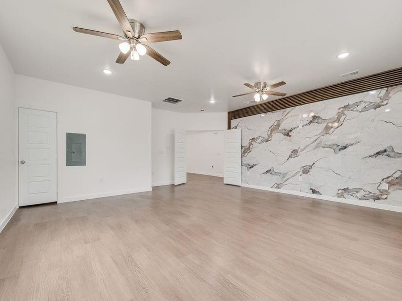 2706  Lenway Street , Dallas Texas 75215