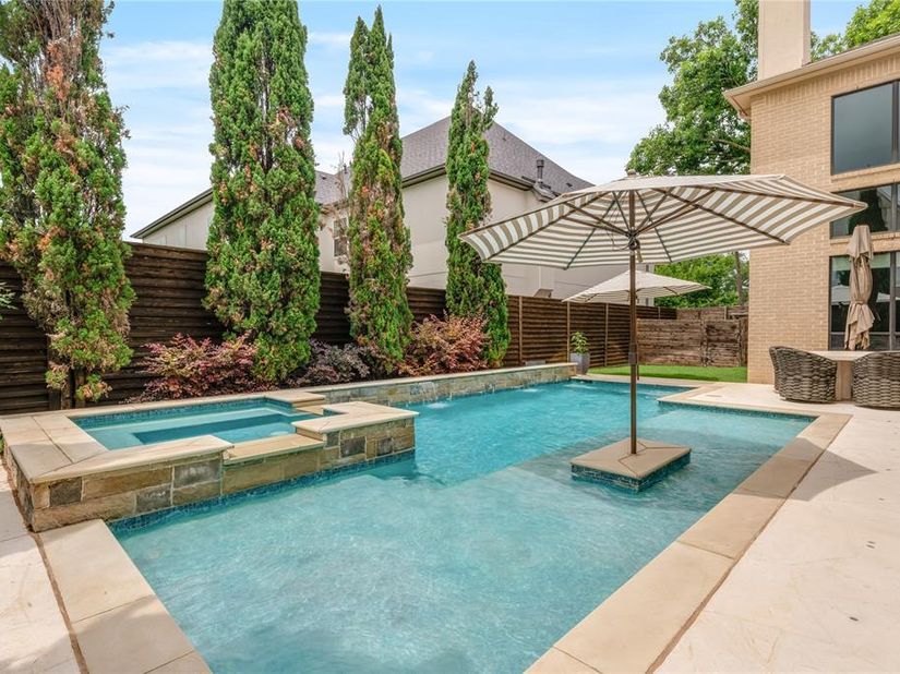 6910  Huff Trail , Dallas Texas 75214