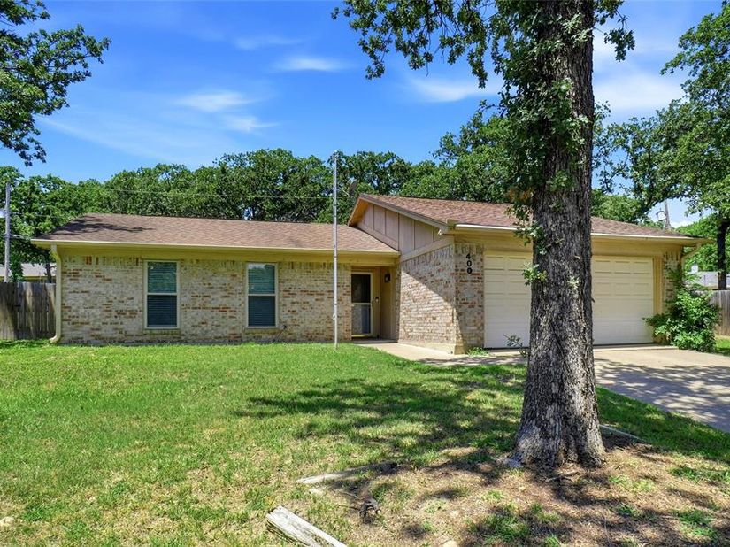 400  Woodlake Circle , Azle Texas 76020