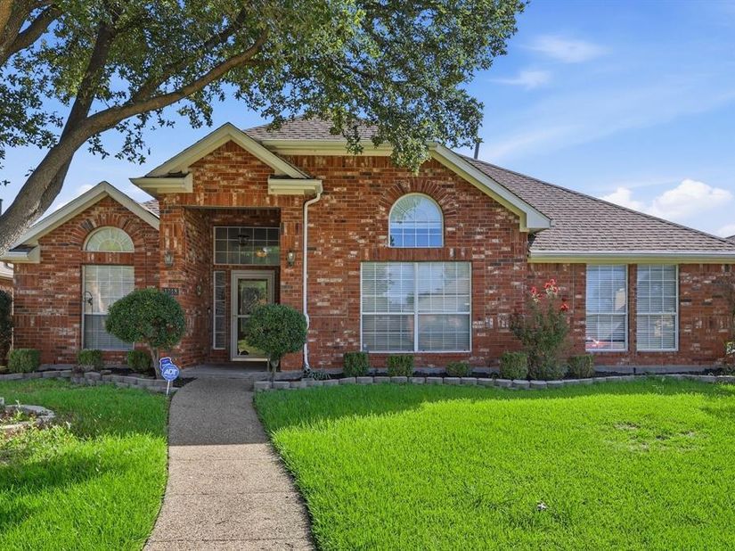 1718  Creek Valley Road , Mesquite Texas 75181