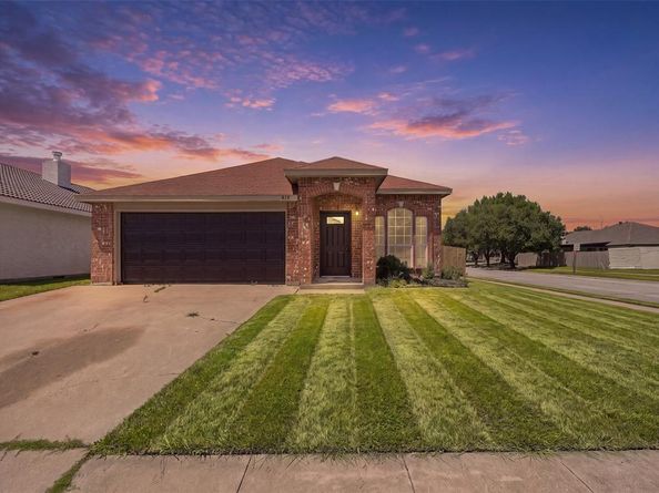 415  Cross Cut Drive , Arlington Texas 76018