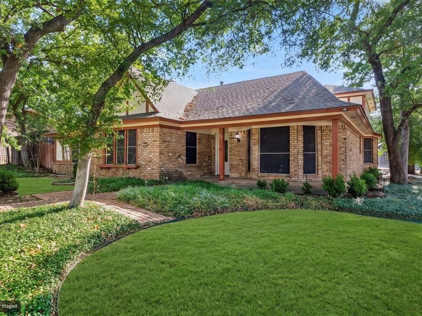 615  Country Green Lane , Arlington Texas 76011
