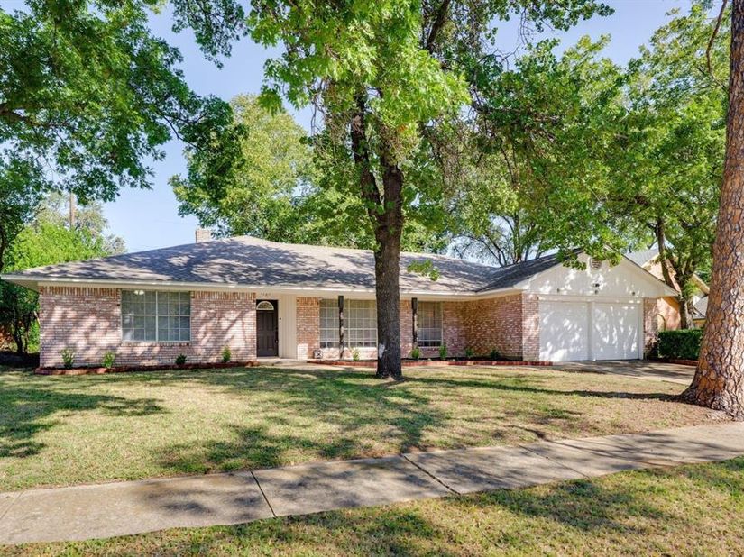 1727  Park Hill Drive , Arlington Texas 76012