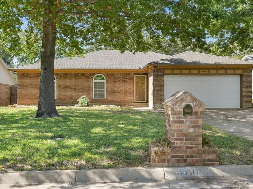 6410  Willow Springs Drive , Arlington Texas 76001