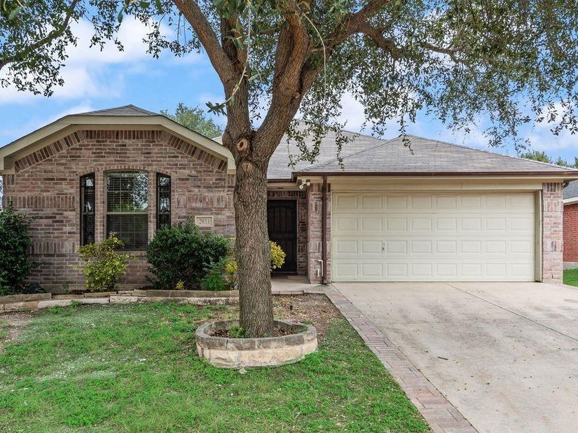 2833  Drycreek Lane , Dallas Texas 75237